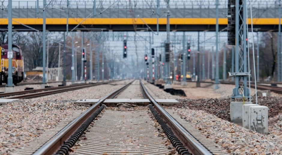 Only one track to the seaside during the holidays. 150 km of key line to be renovated