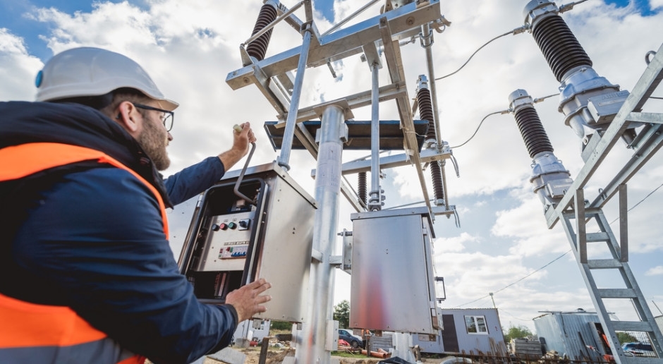 Ceny energii elektrycznej dla samorządów na razie nie spadną. Rząd rozkłada ręce