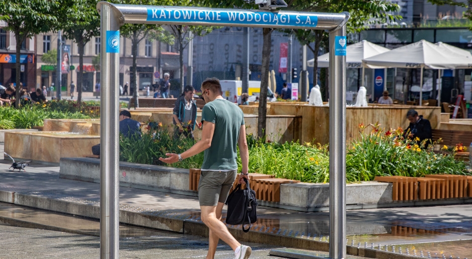 De hitte eist zijn tol in steden. Watergordijnen zorgen voor verkoeling.