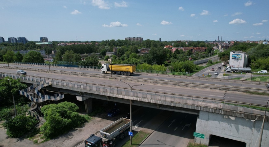 L'imponente viadotto rappresenta un rischio per la sicurezza. Le gabbie di sostegno solleveranno le campate tramite cilindri.