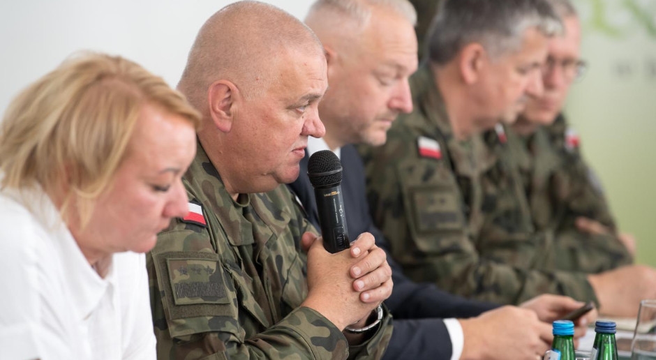 Ouriços antitanque perto da fronteira com a Rússia. Os militares estão prontos para defender.