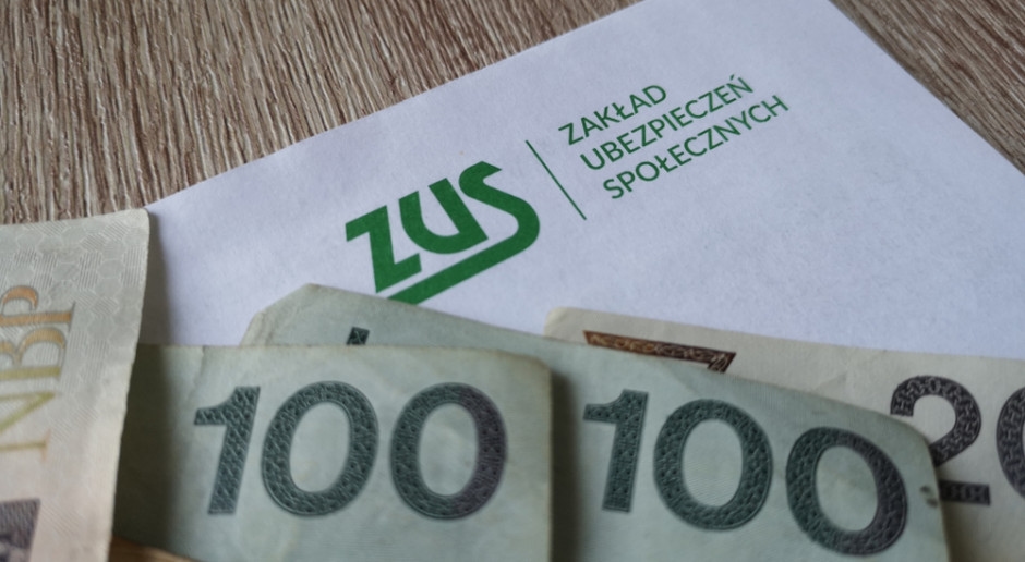 PLN 6.589,67 aan aanvullende pensioenen en arbeidsongeschiktheidsuitkeringen. Na toekenning betaalt ZUS deze maandelijks uit.