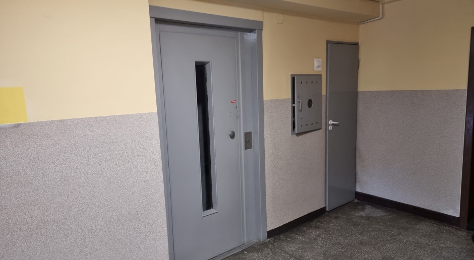 Lift in gebouw naar alle verdiepingen. Ontwerpregelgeving leidt tot controverse.
