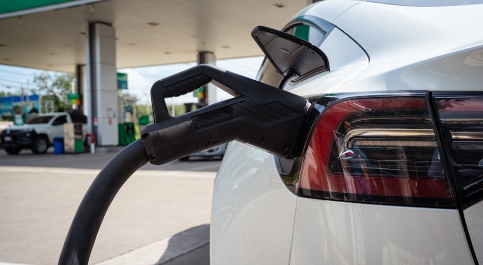 Municípios estão investindo em estações de recarga para carros elétricos. Financiamento disponível.