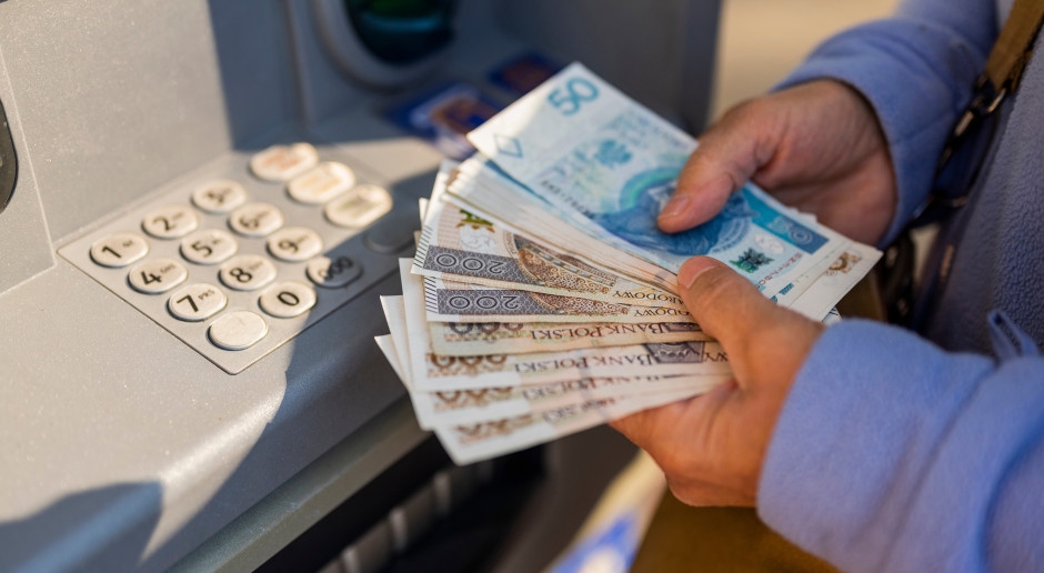 A ZUS (Instituição de Seguro Social) oferece 1.143 PLN líquidos por três anos. Você pode começar tudo de novo.