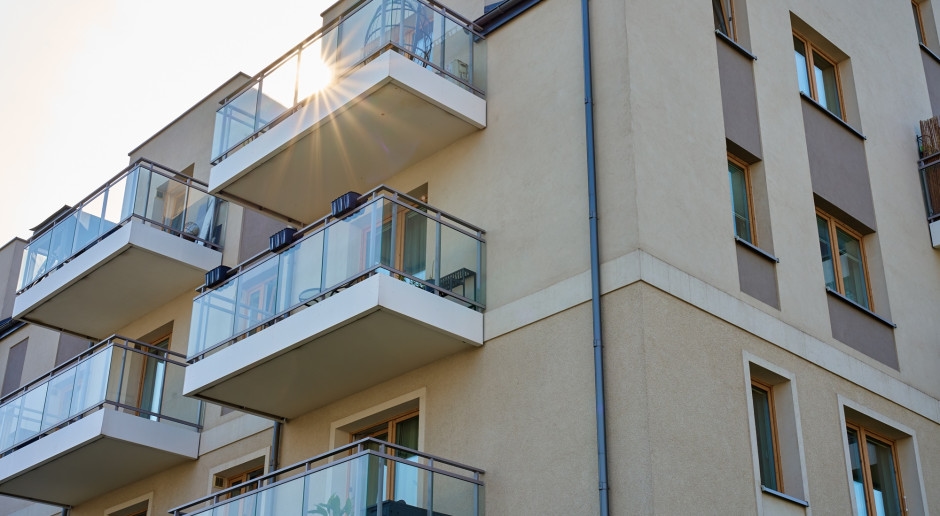 Op bepaalde tijden mag er niet gerookt worden op het balkon. Nieuw idee voor bureauverbod