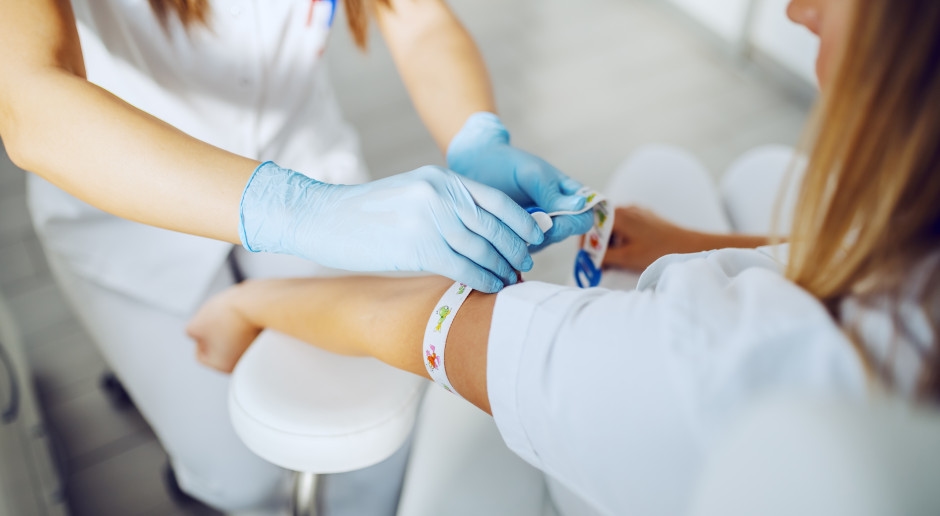 Provoca danni in modo asintomatico. Distrugge il fegato e provoca il cancro. Puoi infettarti accidentalmente