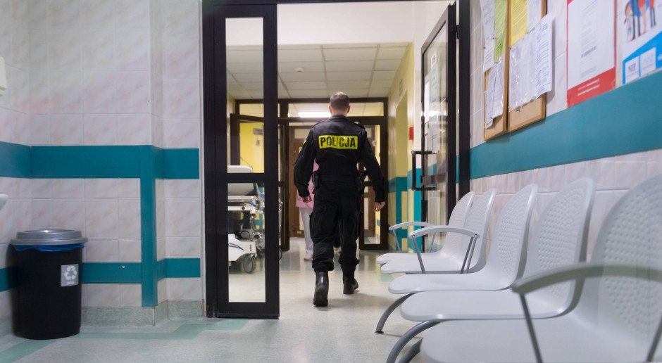 Hij greep een verpleegster bij de nek en wurgde haar. Een 50-jarige agressieve patiënt wordt aangeklaagd.