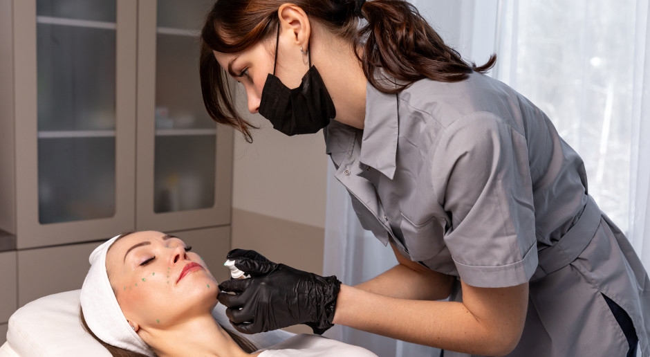 ¿Una esteticista es una charlatana? Los médicos exigen multas millonarias por inyecciones de bótox.