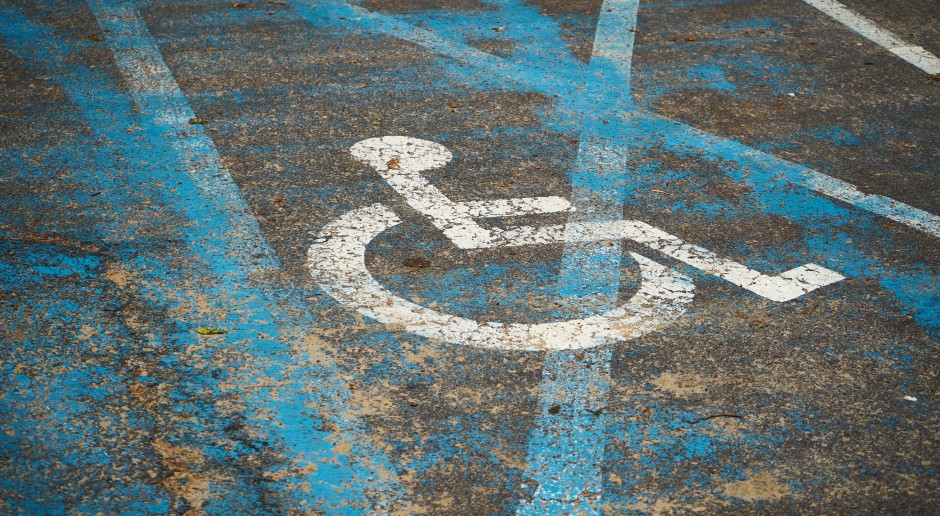 A Blue Envelope on a Dirt Road? He Found a Surprising Solution