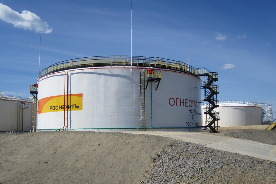 De Russische oliegigant wordt hard getroffen door sancties en dalende olieprijzen.