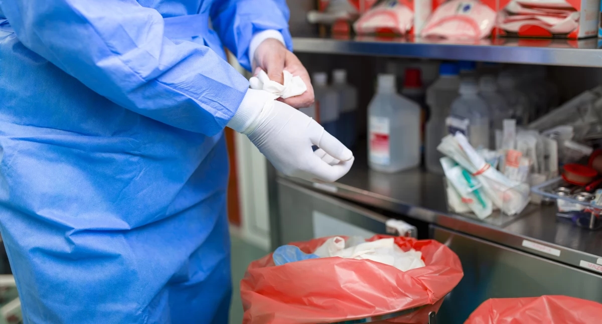 Non sono solo i ciarlatani a causare danni. Lo smaltimento improprio dei rifiuti sanitari rappresenta una vera minaccia per la salute.