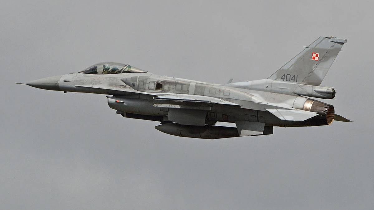 Polish army scrambles fighter jets. Massive Russian attack on Ukraine