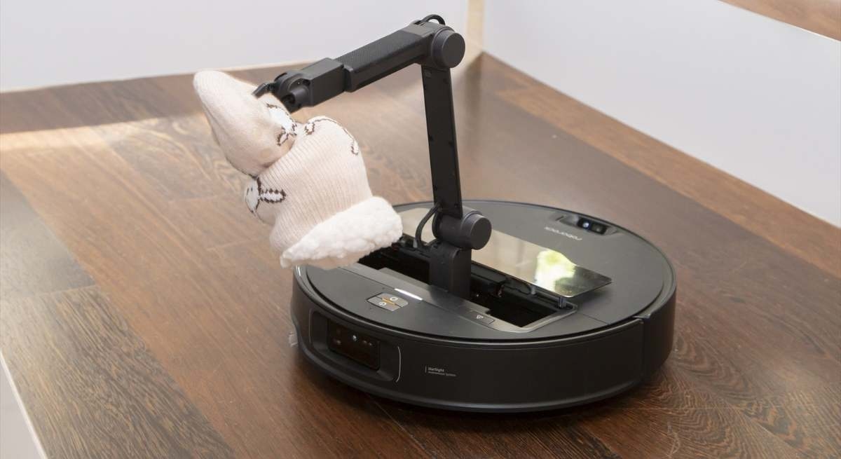 O novo robô aspirador de pó com braço robótico inteligente chega à Espanha: "Ele pega lenços umedecidos, meias e sandálias e permite que você monitore seu animal de estimação."