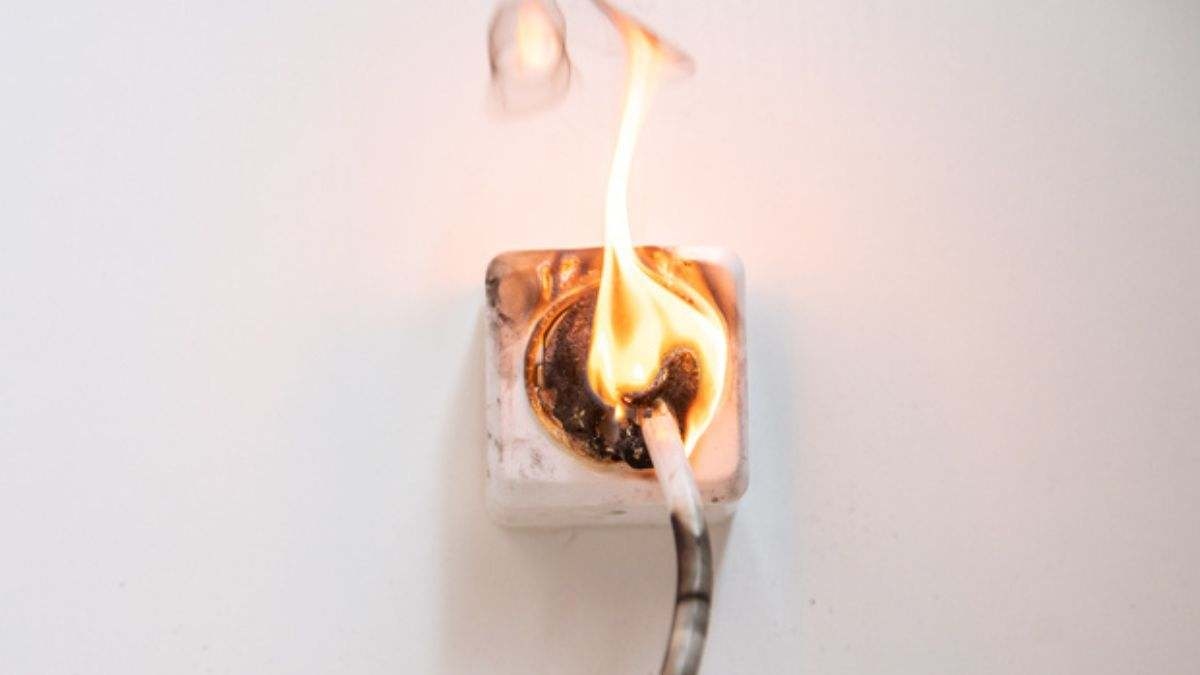 Waarvoor dienen de gaten in de pinnen van stekkers?