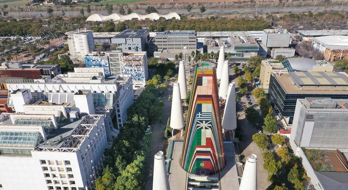 Sevilla TechPark rozpoczyna konsultacje rynkowe o wartości 3,88 mln euro, mające na celu cyfryzację zarządzania i przejście na samowystarczalność energetyczną.