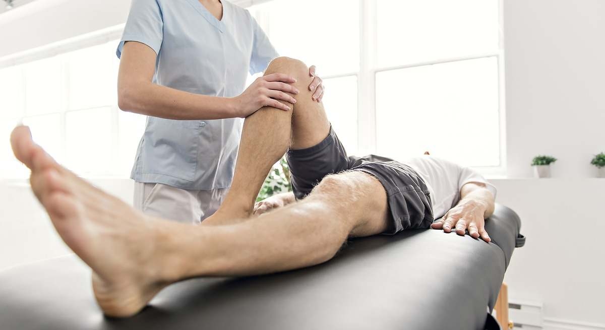 Pracownicy przebywający na zwolnieniu lekarskim są wypisywani ze szpitala w trakcie rehabilitacji: „Jednym z najczęstszych błędów jest mylenie leczenia z niezdolnością do pracy”.