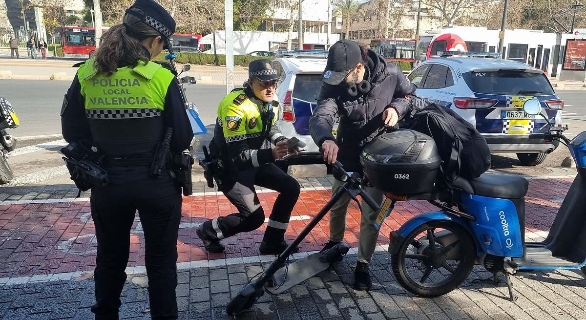 La polizia di Valencia sale sugli scooter elettrici Cecotec per pattugliare