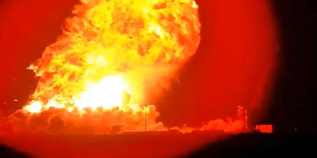 Elon Musk's Starship explodes, leaving a huge fireball on the launch pad.