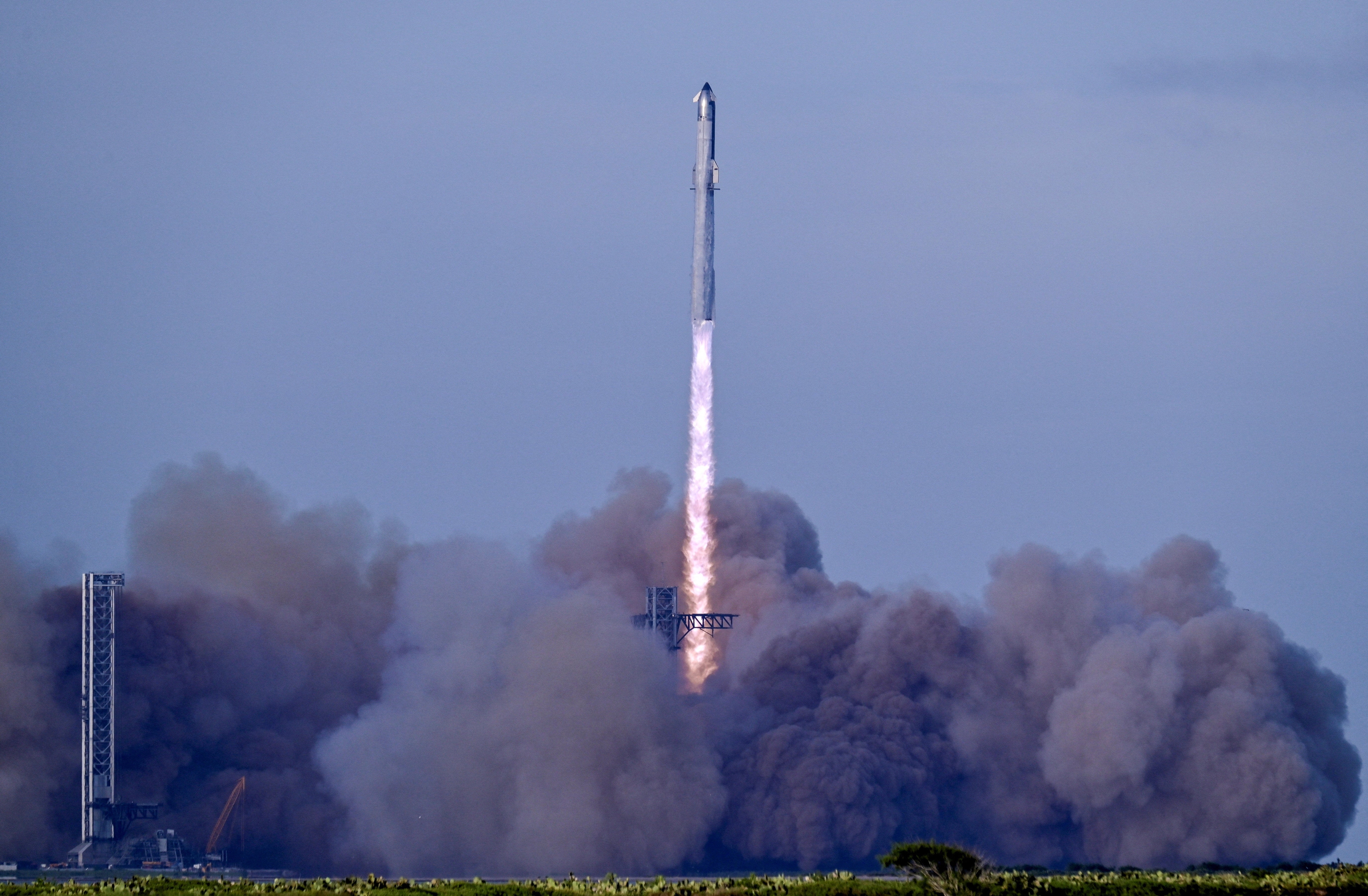 Il razzo Starship di SpaceX completa con successo il suo decimo test dopo diversi tentativi falliti.