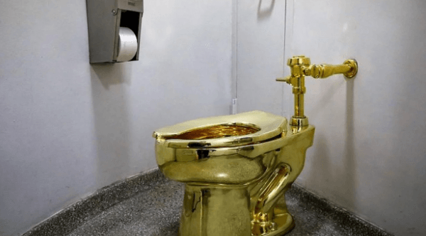 Dois homens são presos por roubar um vaso sanitário banhado a ouro no valor de € 6 milhões no local de nascimento de Churchill