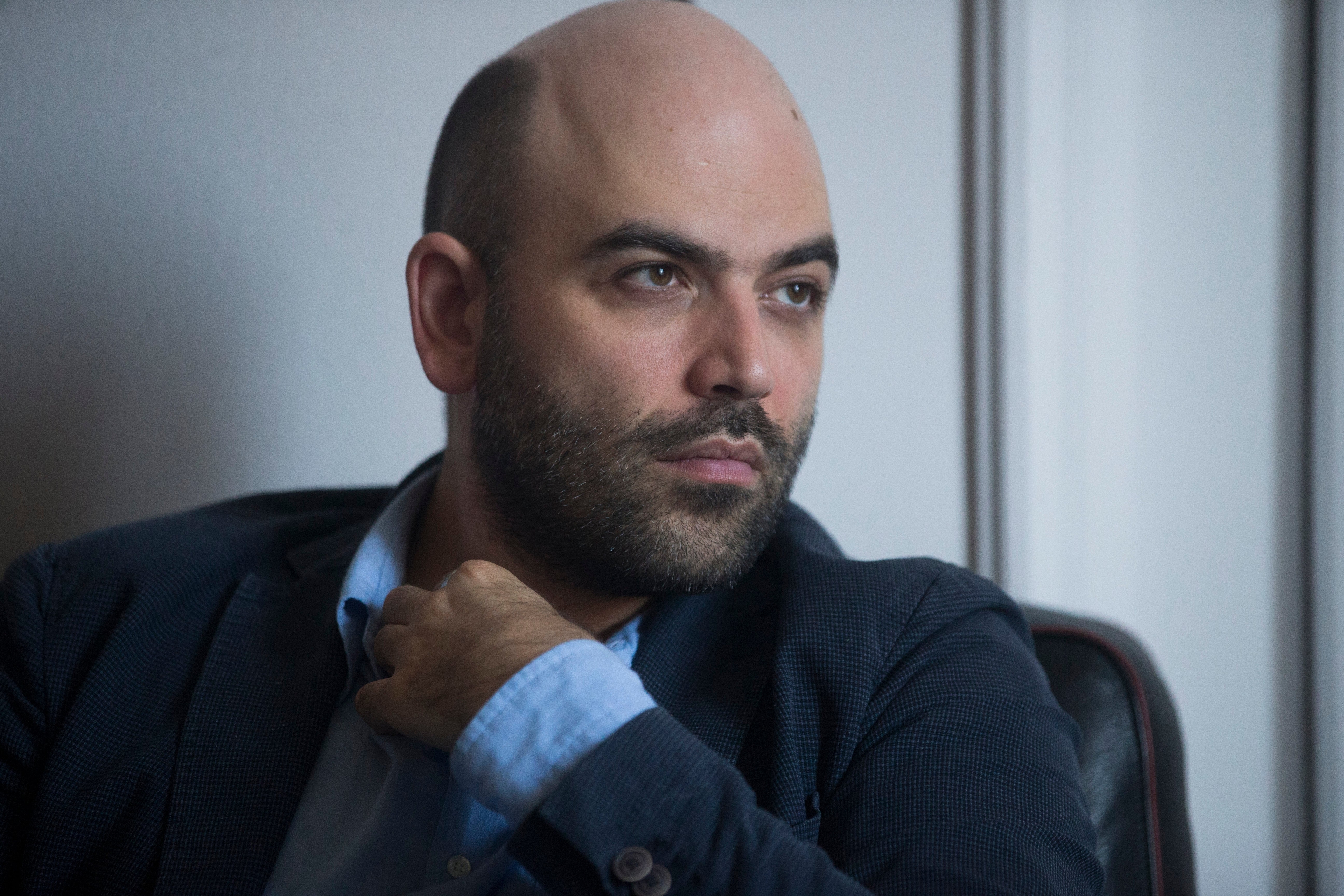 Roberto Saviano, autor de "Gomorra", desaba em lágrimas após a condenação do chefe da máfia que o ameaçou: "Minha vida foi roubada".