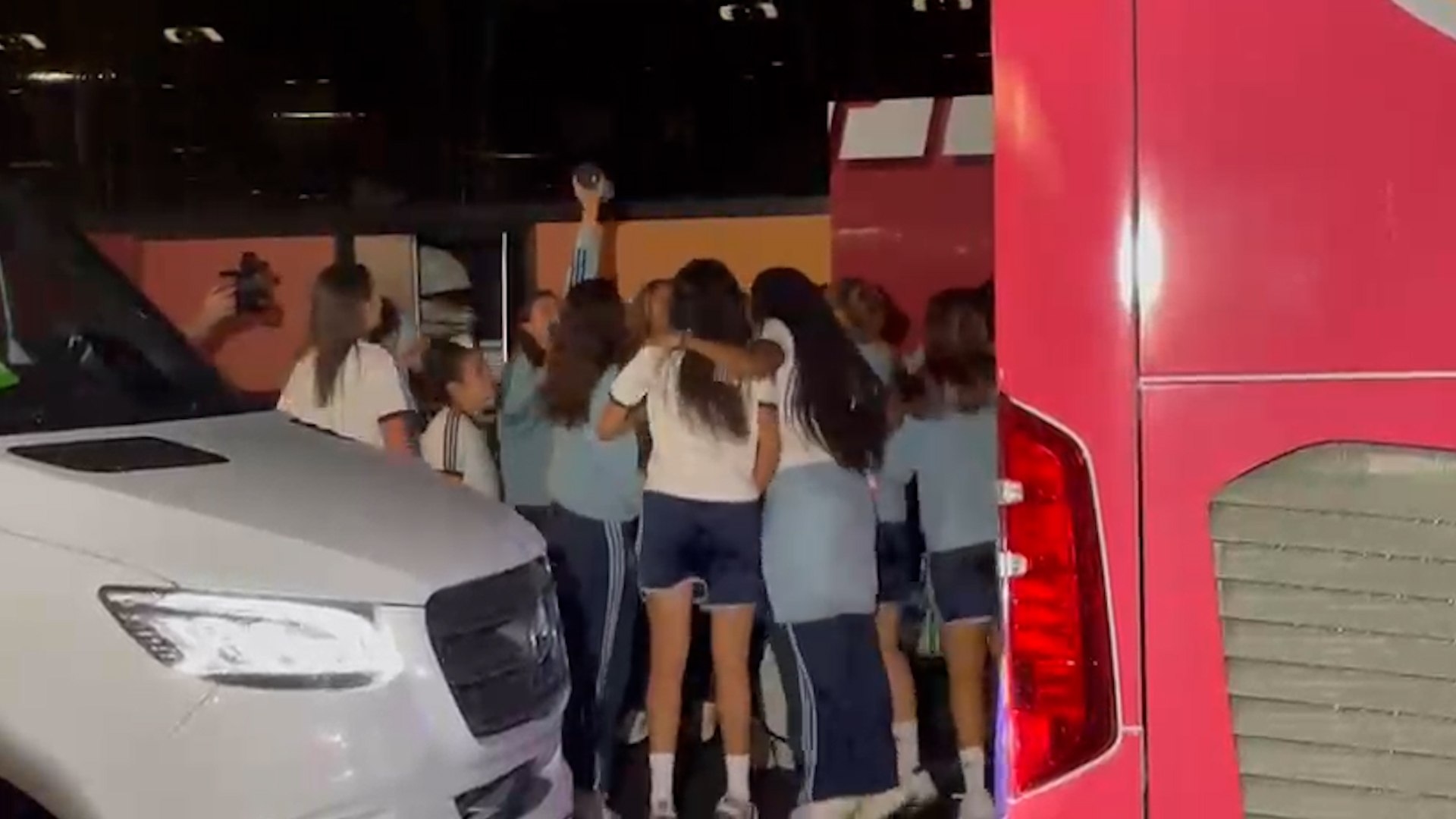 La grancassa di Martín-Prieto, la birra di Cata Coll e, naturalmente, 'La Morocha': una festa di tre ore sull'autobus in Spagna.