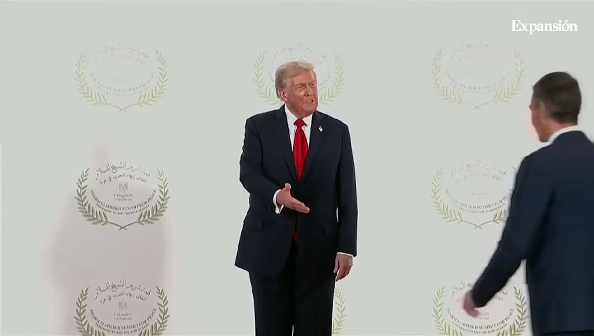 Trump begrüßt Sánchez herzlich und befragt ihn zu den Verteidigungsausgaben.
