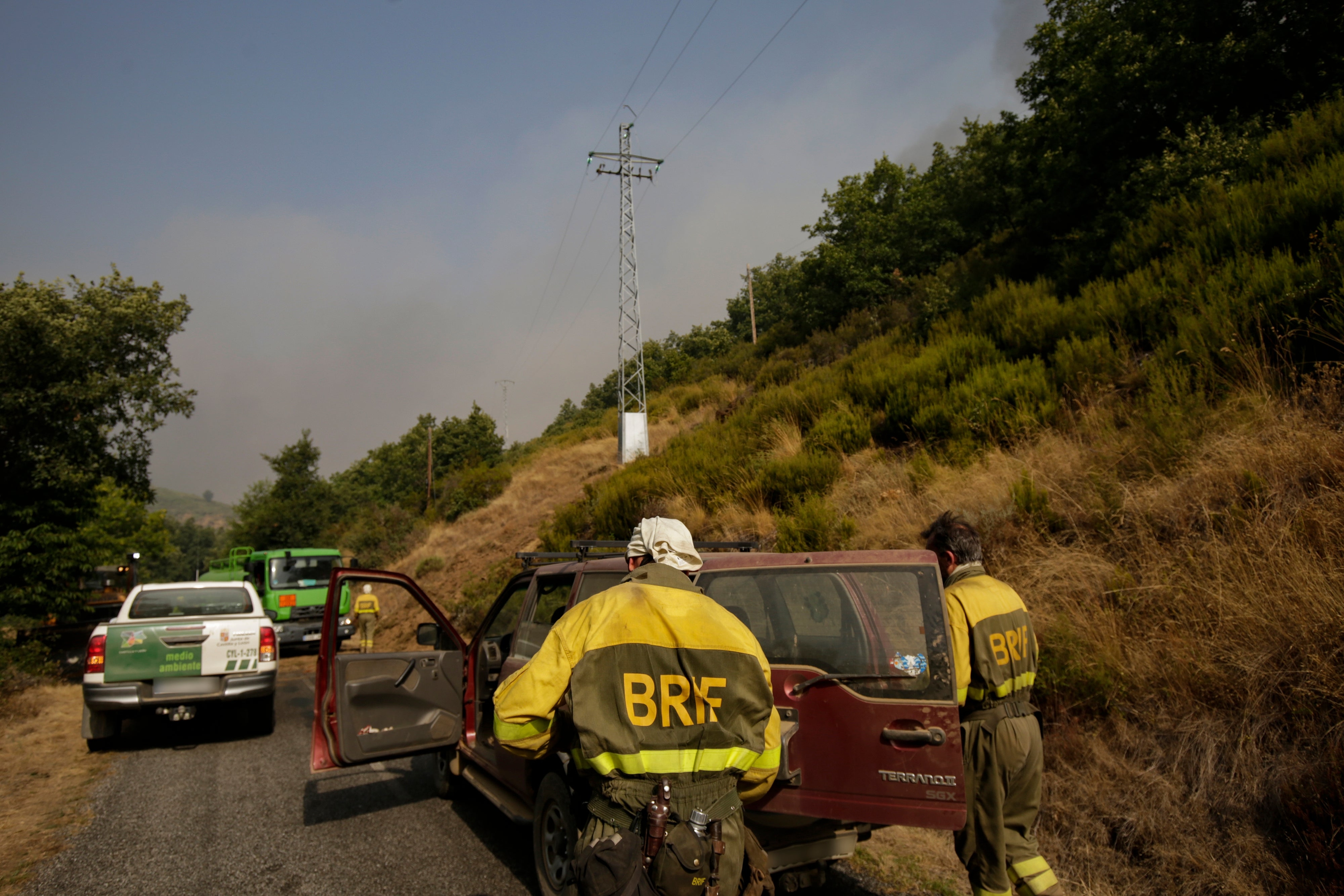 One firefighter dead and another injured when the fire truck they were traveling in overturned in León.