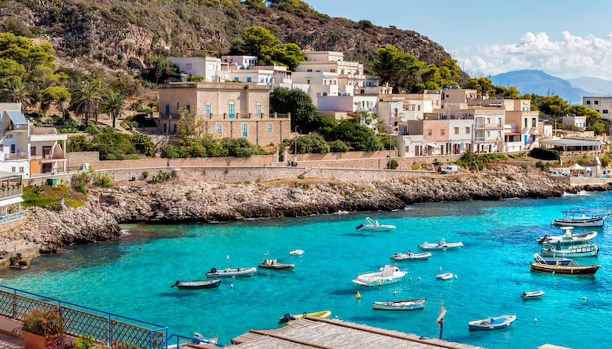 Mediterrane eilanden in de buurt van Italië: de beste plekken om in de zomer naartoe te gaan