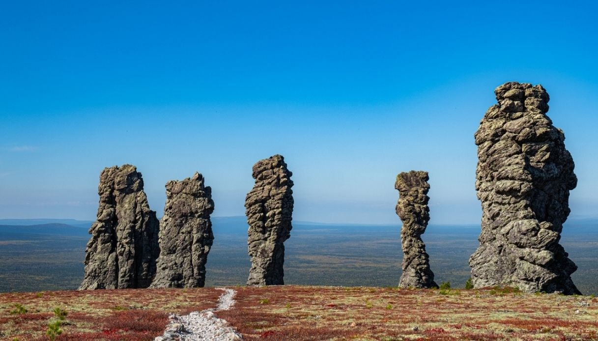 Manpupuner, de mysterieuze gigantische rotsen die het oneindige bewaken