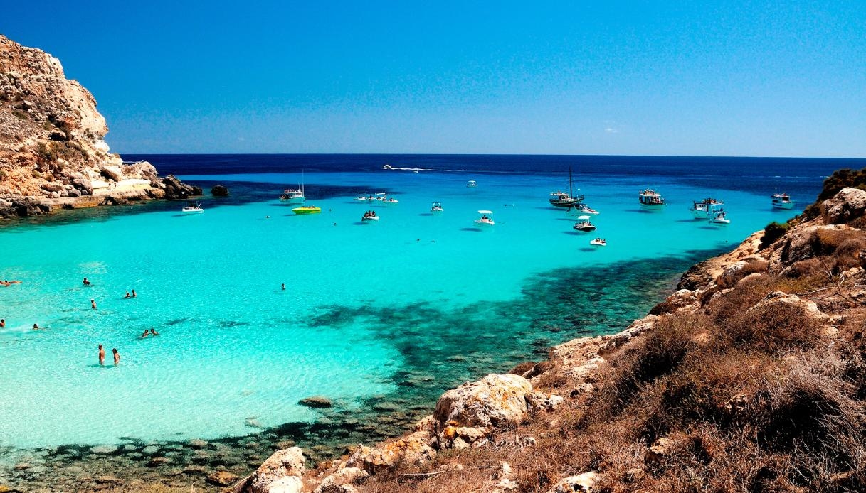 Cala Pulcino, der Strand, der zwischen Felsen und Wellen verschwindet