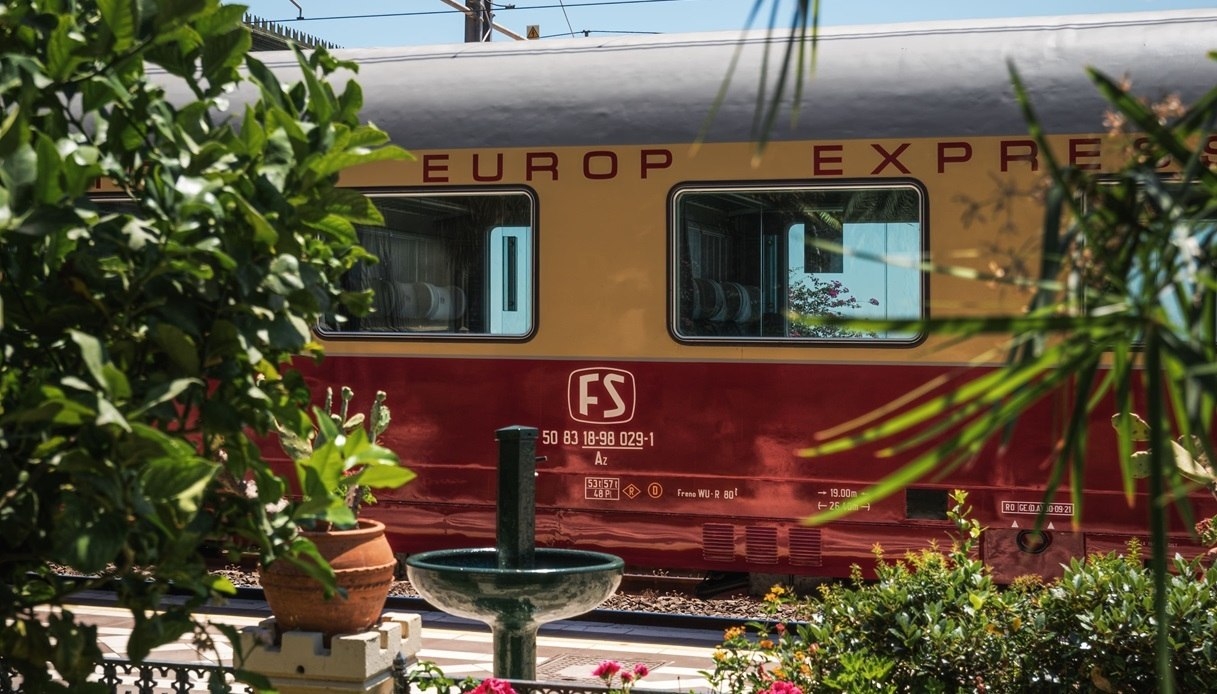 Roma'dan, Val d'Orcia'yı geçen özel tren olan Siena Ekspresi kalkıyor.