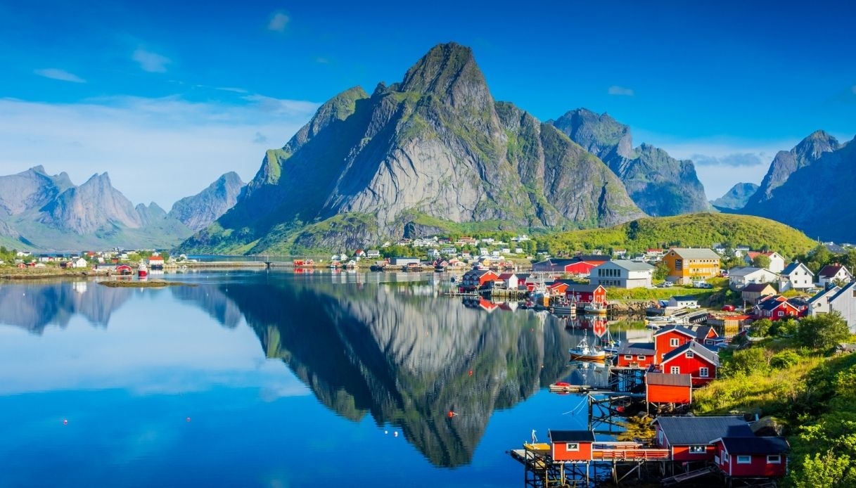 Hamnøy, a vila encantada onde as montanhas encontram o mar