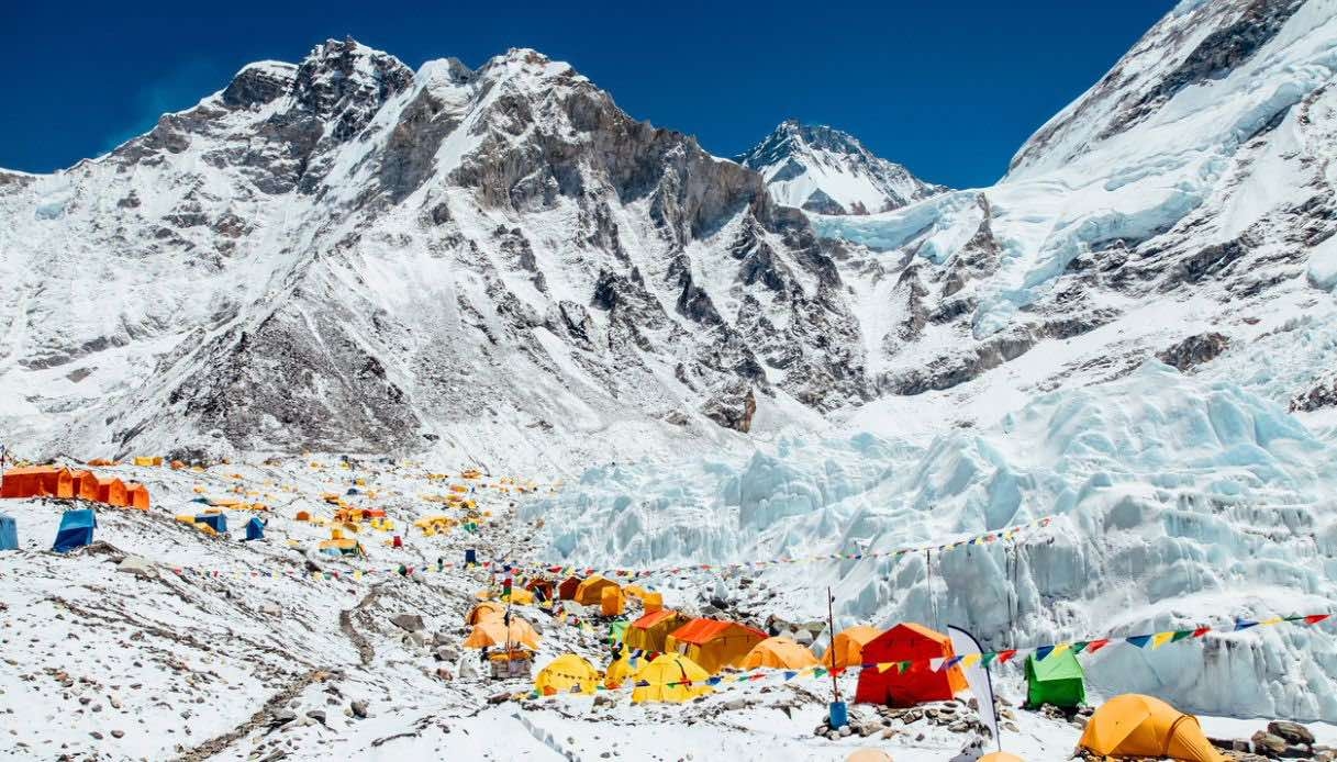 Ücretli Everest (15.000 dolar), 97 Nepal zirvesi ücretsiz: Aşırı turizme karşı strateji
