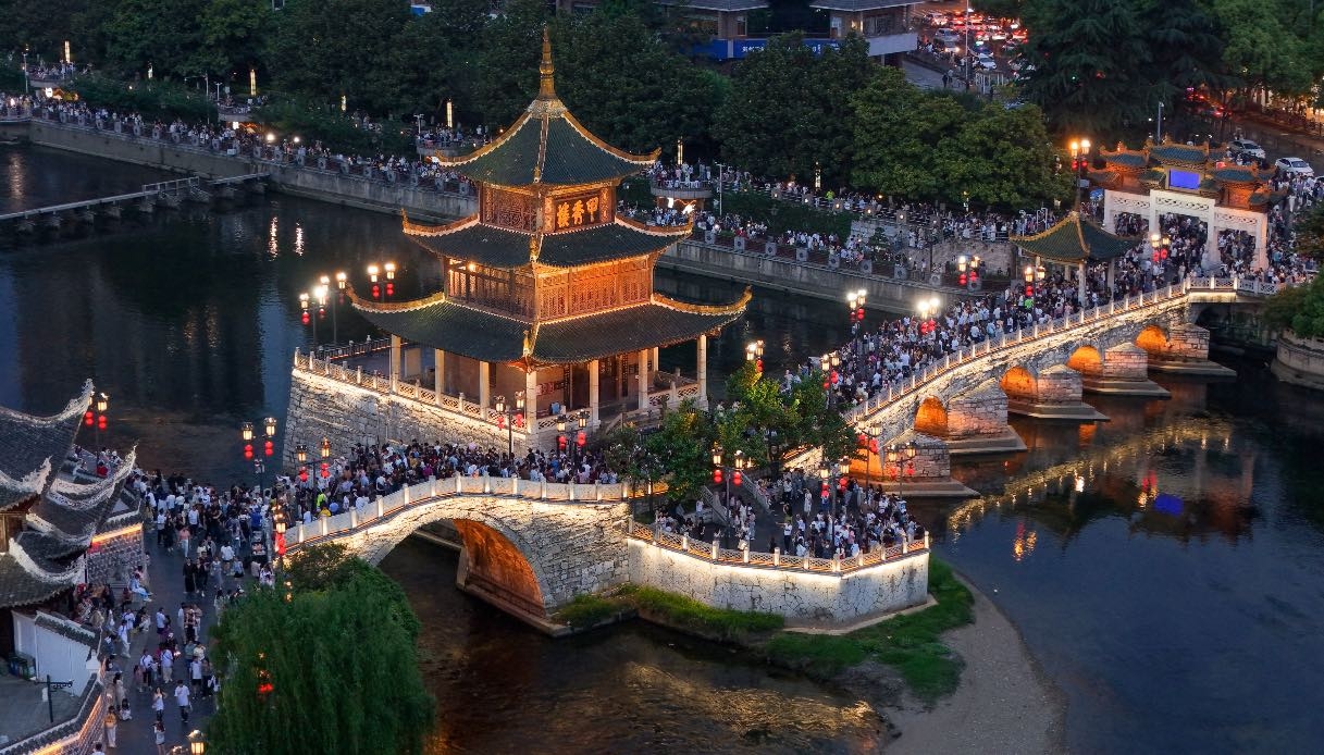 Guiyang unter Belagerung, gestrandete Kanus und überfüllte Brücken: die extreme Seite des Overtourism in China.