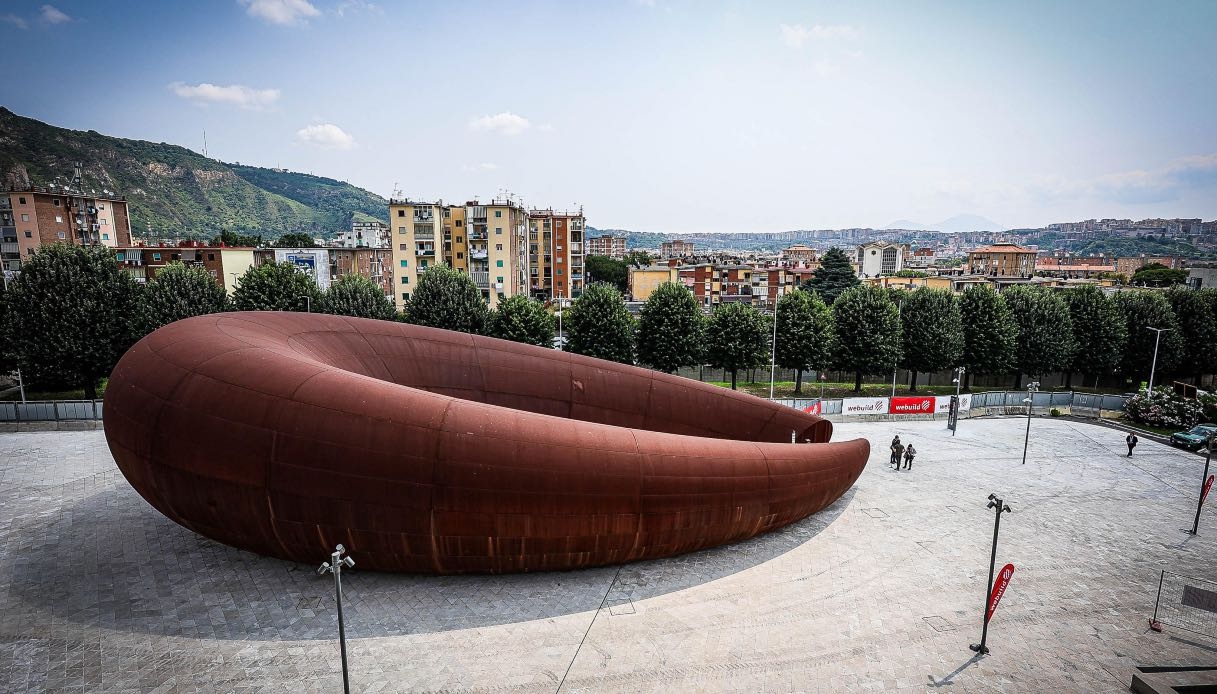 Napels opent het metrostation van Anish Kapoor, een reis naar Dante's Inferno.
