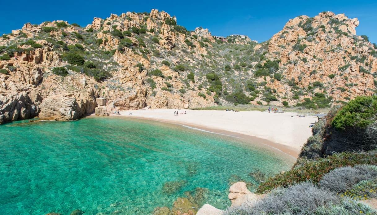 Disney magic returns to Sardinia: Gallura becomes an enchanted setting between sea and red rocks.