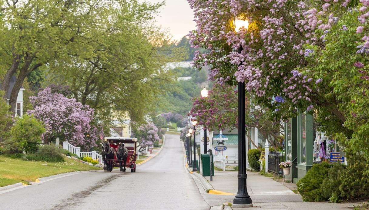 Mackinac Island, the car-free island where you can travel by carriage like in the 19th century