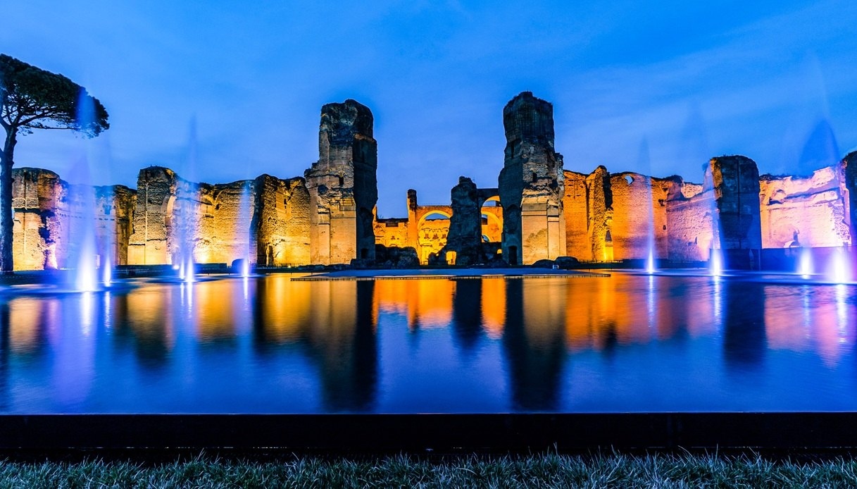 Caracalla Hamamları büyülü bir şekilde aydınlatılıyor: Tarih ve gizem arasında özel akşam açılışları.