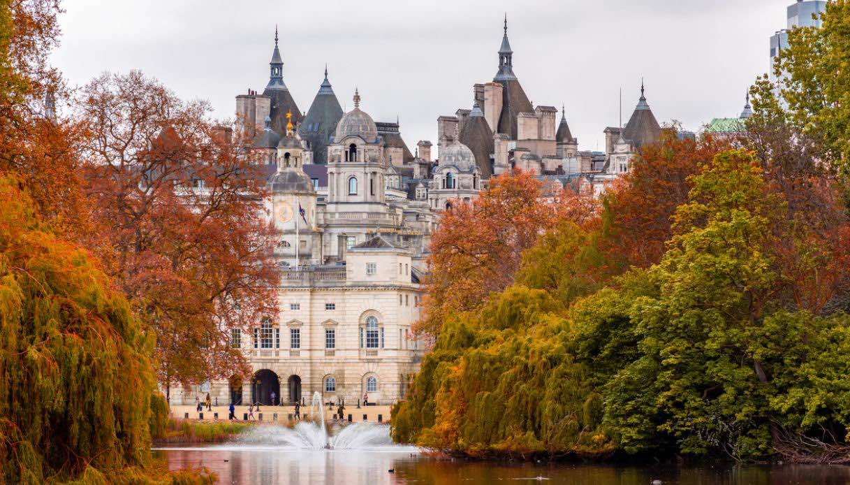 Fuga d’autunno tra capitali e città sorprendenti: l’Europa con Vueling da 22 euro