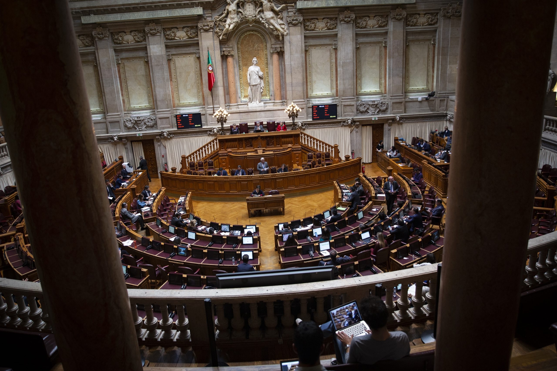 Parliament votes today on changes to the law on foreigners and a new unit in the PSP