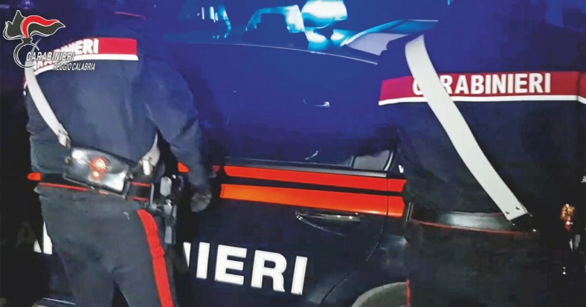 Soffoca e uccide la moglie 34enne in strada sotto gli occhi dei passanti: marito fermato dai carabinieri per femminicidio