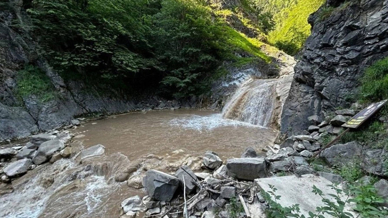 ‘Vizyon’ Mavi Gölü’n suyunu bulandırdı