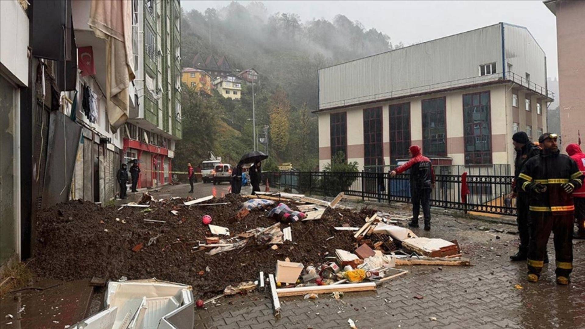 Erdrutsch in Rize: Straße für den Verkehr gesperrt