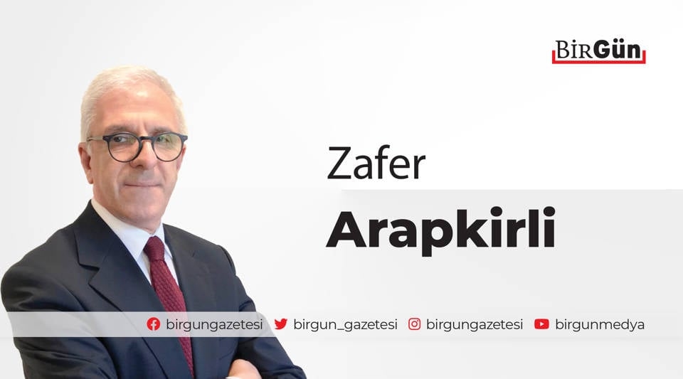 Er wirft mit allem, was er in die Finger bekommt.