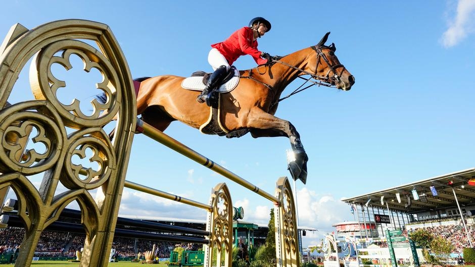 Skoki przez przeszkody – od polowań po drogi, elitarny sport