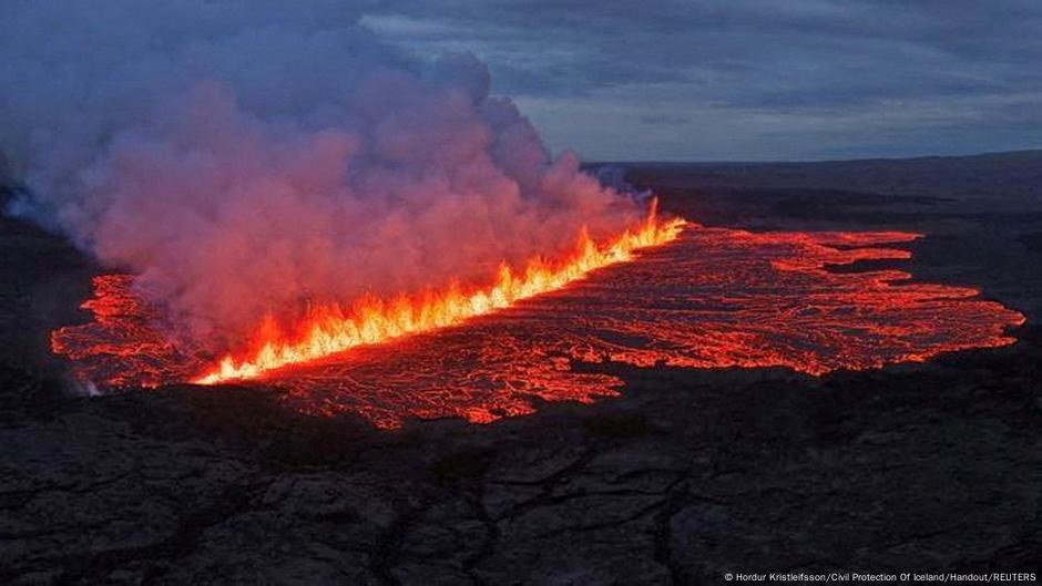 Eruzione vulcanica in Islanda: i turisti vengono portati in salvo