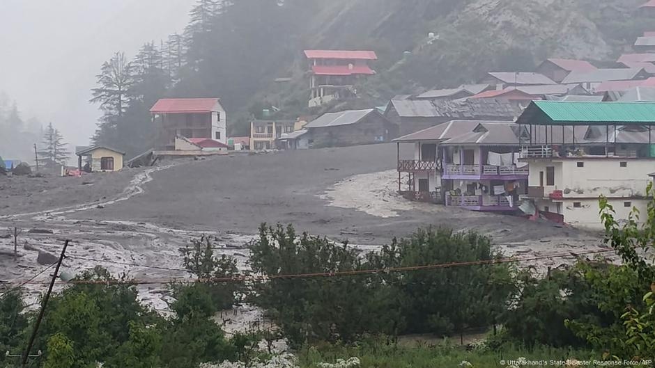 Una inundación repentina masiva azota una región turística de la India.
