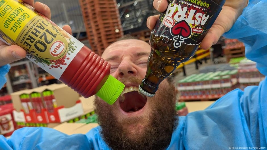 Currydurst - advertising gimmick with beer and ketchup